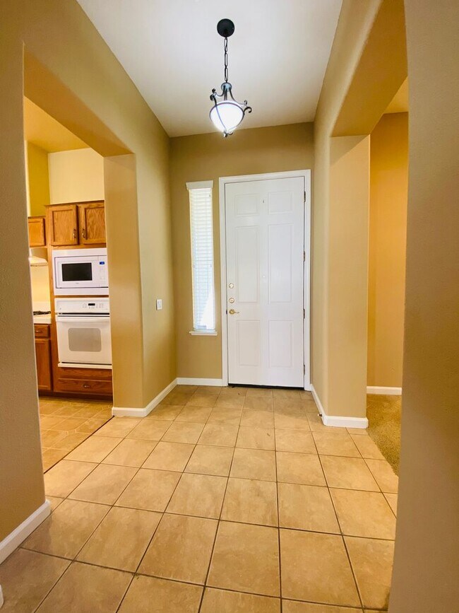 Building Photo - 9565 Stone Springs Dr
