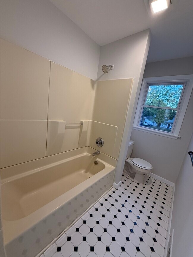 Building Photo - 16 Meadowview Dr