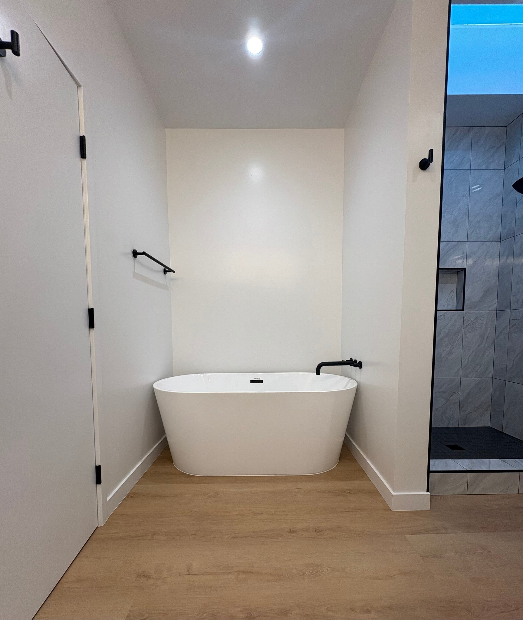 Separate deep soaking tub - 7834 S Harvard Blvd