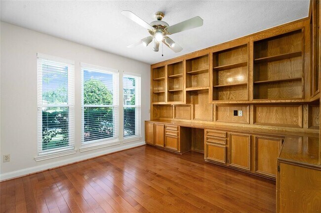 Building Photo - 15127 Greenleaf Ln