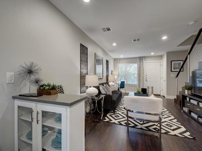 Building Photo - 202 S College St