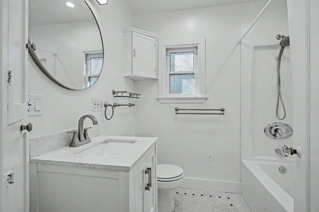 Building Photo - Charming 2-Bedroom Back House in Prime Pasadena Location