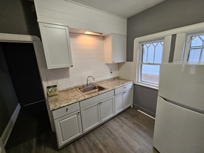 Building Photo - 2818 E 127th St