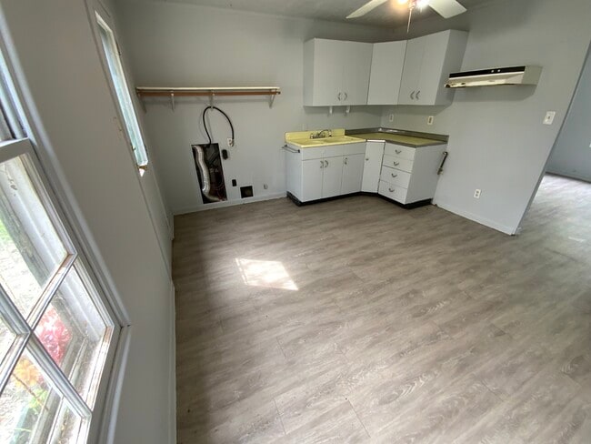 Building Photo - 1504 Edgewood Dr
