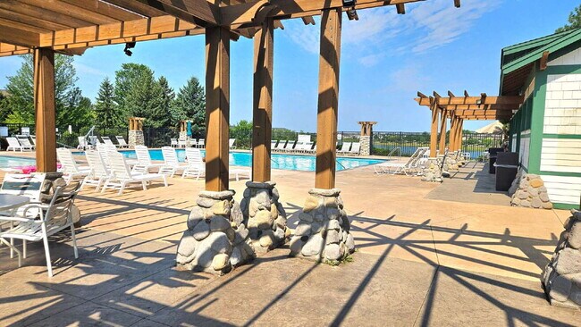 Building Photo - "Spacious 4-Bedroom Townhouse Retreat in Apple Valley - Modern Living with Ample Space!"