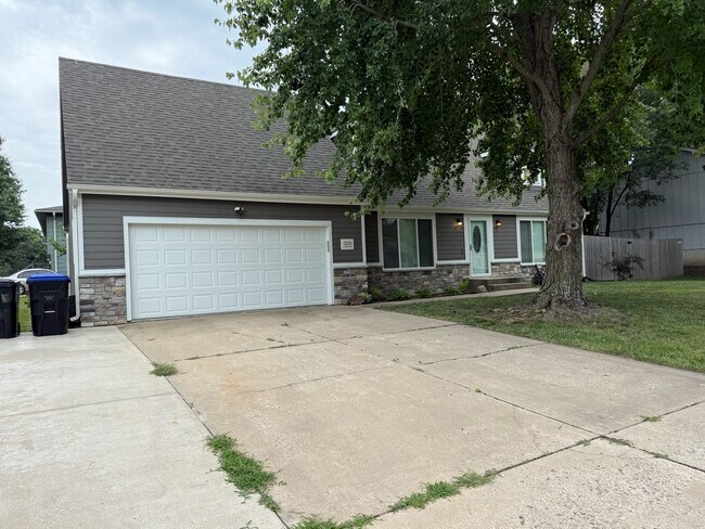 Primary Photo - 4 bedroom 2.5 bath near Lake Shawnee