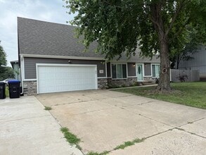 Building Photo - 4 bedroom 2.5 bath near Lake Shawnee