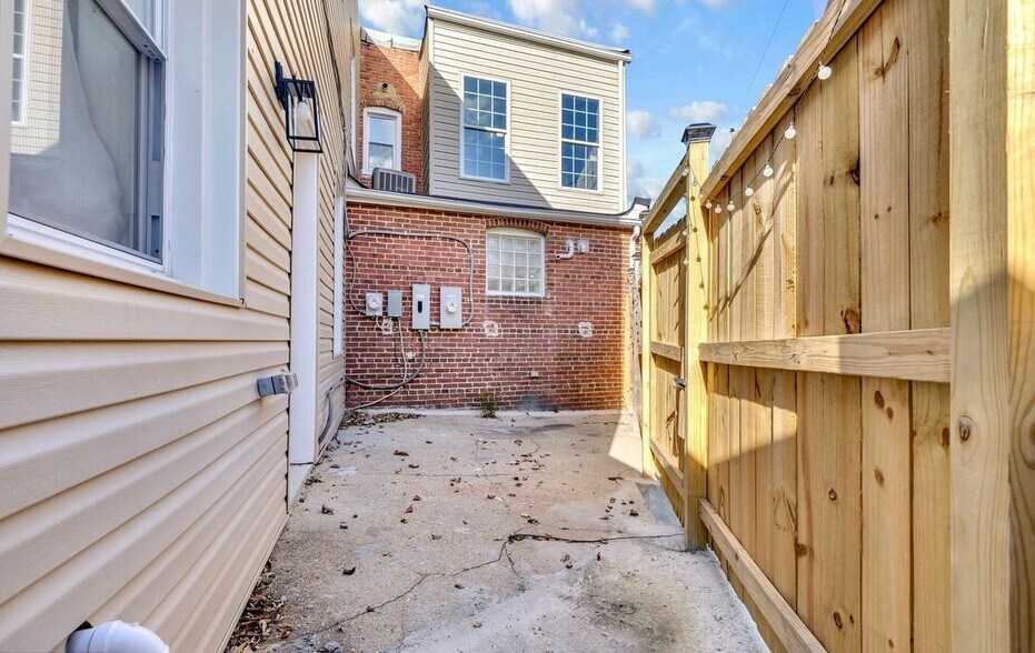 Building Photo - 2045 E 31st St