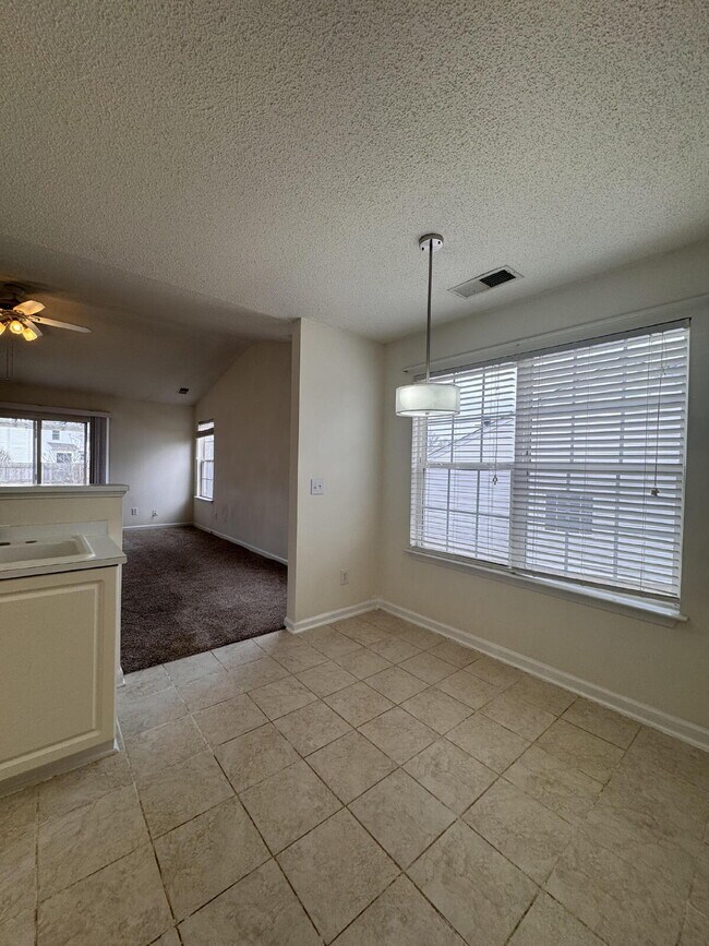 Building Photo - Spacious 3BR Home with Large Fenced Yard – Prime Simpsonville Location!