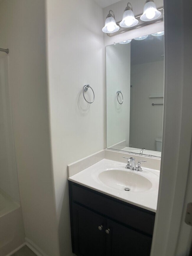 Building Photo - Almost Brand New 3 bed, 2 Bath with 1 Car ...