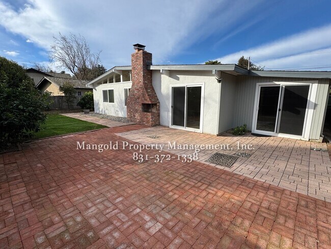 Building Photo - Beautiful 3-Bed, 2 Bath Mission Fields Home in Carmel-by-the-Sea with Modern Kitchen and Hardwood...