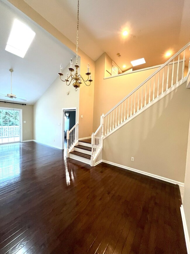 Building Photo - Gorgeous 3-bedroom, 3 full-bath townhouse