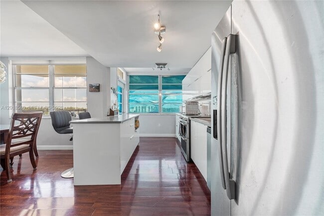Building Photo - 18011 Biscayne Blvd
