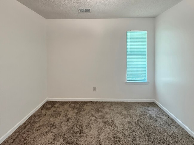 Building Photo - House 3 Bedroom 2 Bath