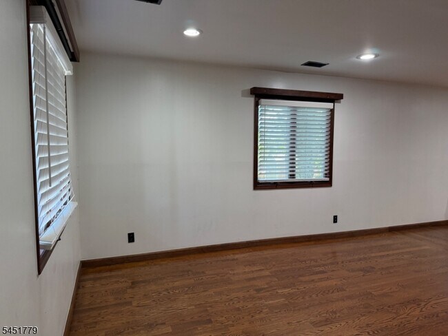 Building Photo - 52 Heckel St