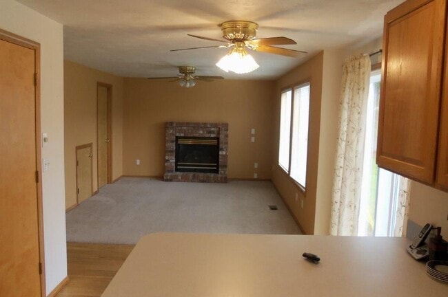 Building Photo - Spacious 4Bedroom / 2.5 Bath Home Highly D...