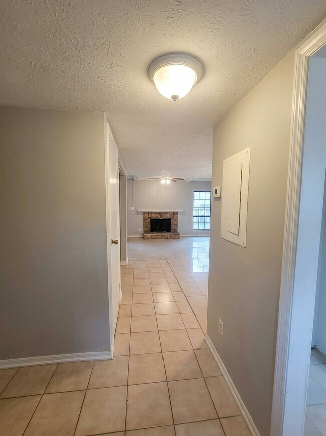 Building Photo - 6427 Woodstone Way