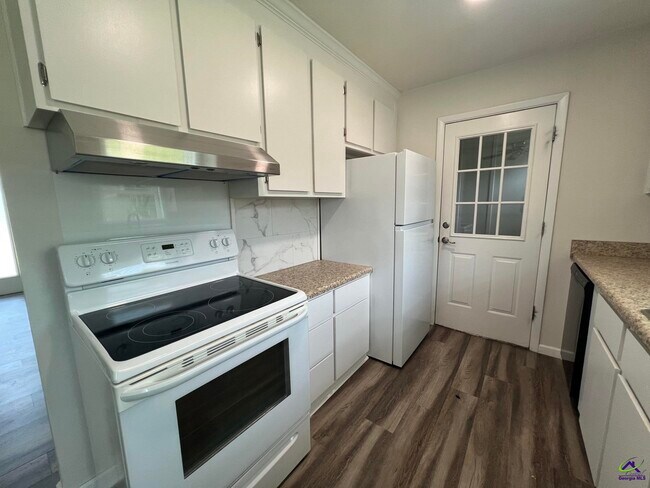 Building Photo - 110 Trinity Dr