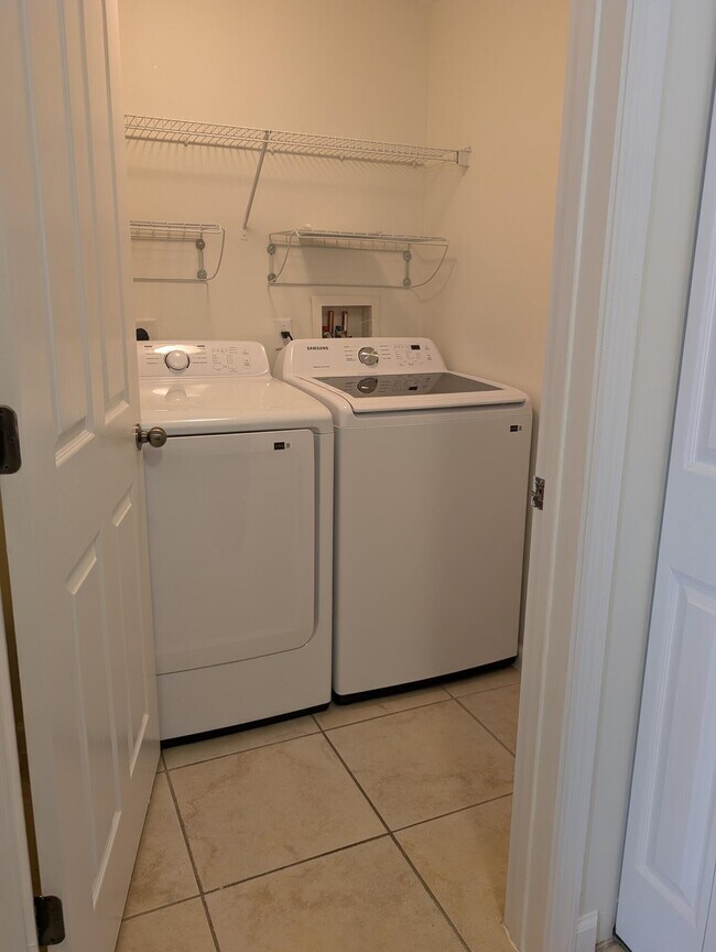 Building Photo - 3210 Myrtlewood Cir E
