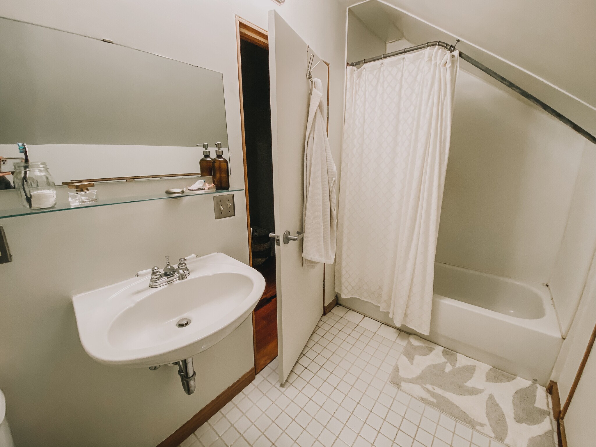 Full Bath - 2012 Harbert Ave