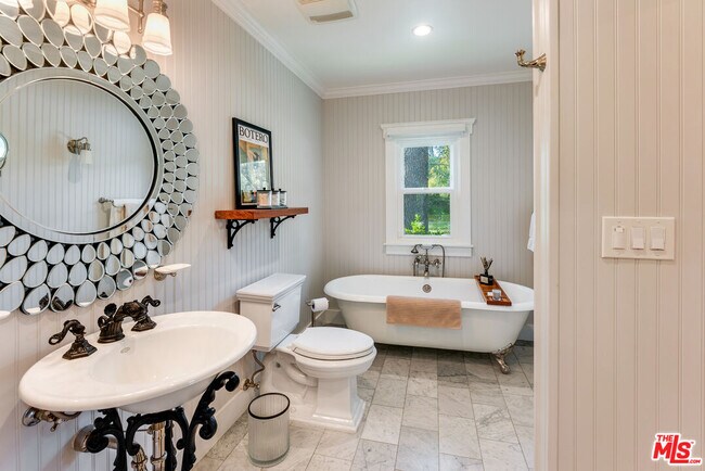 Building Photo - 1462 Mentone Ave