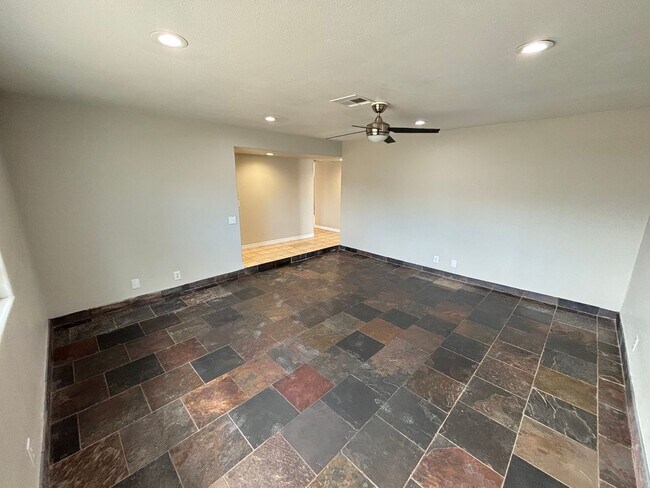 Building Photo - Beautiful 3Bed/2Bath Home located in South...