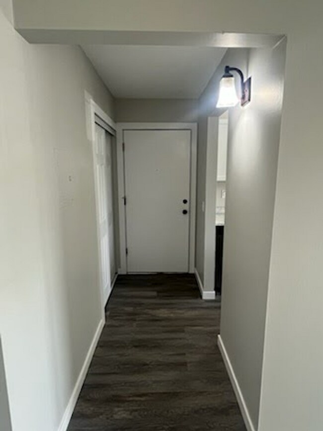 Building Photo - 1 Bedroom Recent Renovation in Hopkins