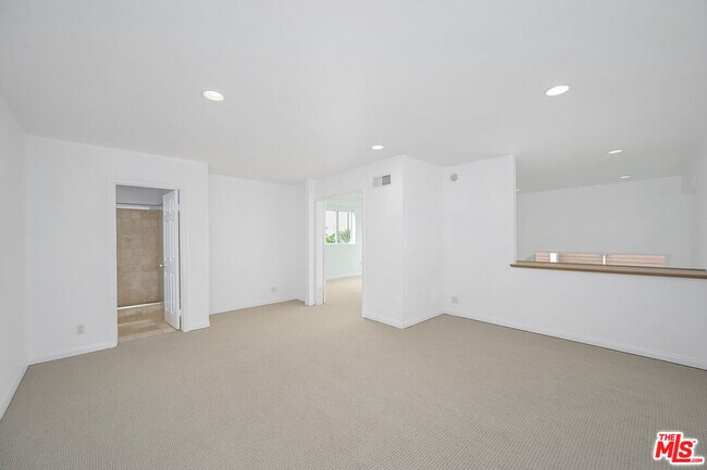 Building Photo - 4250 Vía Dolce