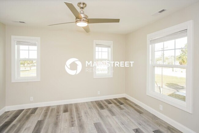 Building Photo - 2 Bedroom Pet-Friendly Home in St. Petersburg, FL with Main Street Renewal