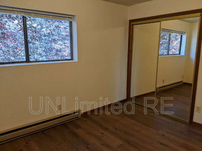 Building Photo - 321 N Park St