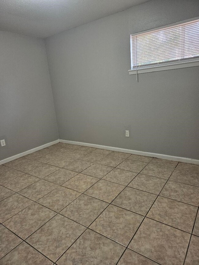 Building Photo - 2000 Bahama Dr