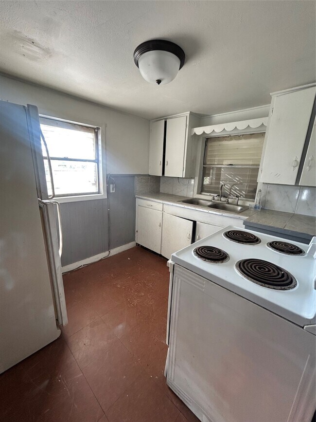 Building Photo - 1901 N Avenue G