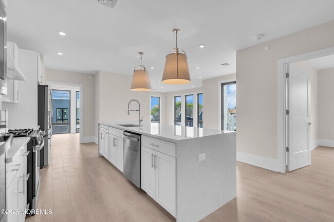 Building Photo - 218 3rd Ave