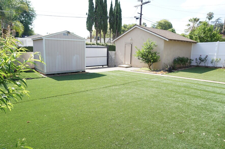 Building Photo - 5540 Balboa Blvd