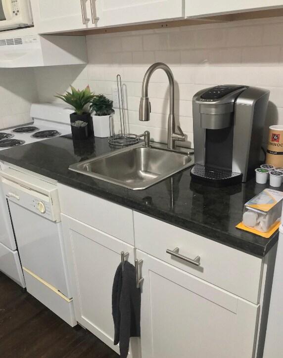 Kitchen - 4342 Jarboe St
