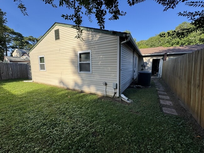 Building Photo - 1417 Goldfinch Ln