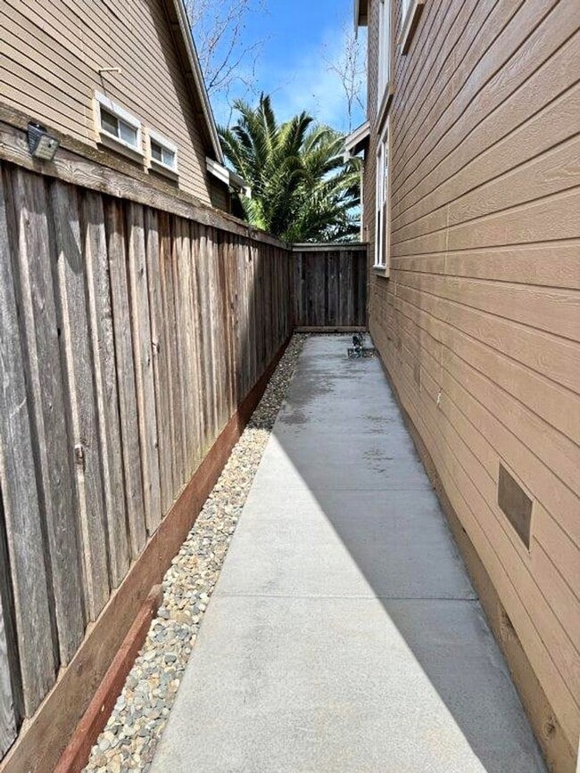Building Photo - Modern 4 Bedroom 3 Bath Close to Marina Suisun City *Star Rentals