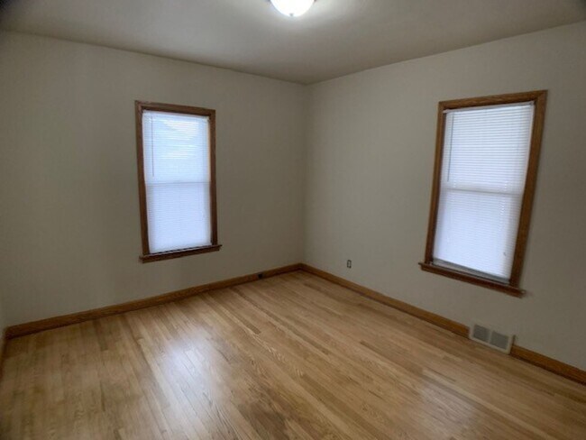 Building Photo - West Allis 3 bedroom 2 full bath home