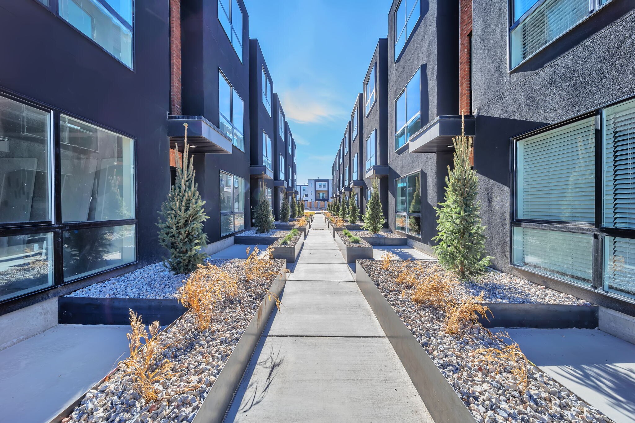 Building Photo - 884 E Rowley Dr