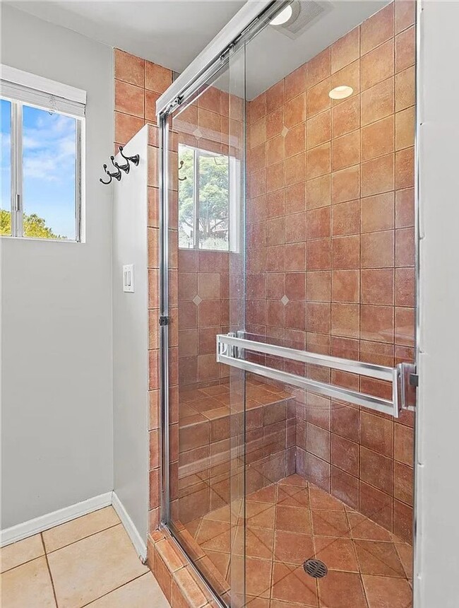 Building Photo - Gorgeous 3 bd 2 ba + Den Single Family hom...