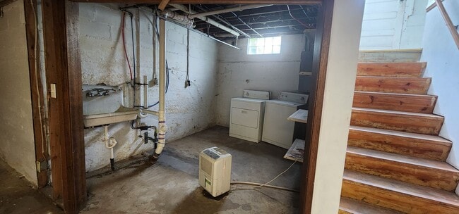 Building Photo - 4 bed 2 bath home