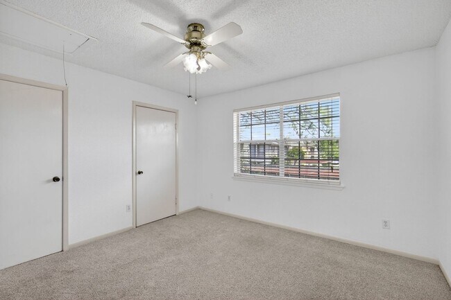 Building Photo - Charming 1BR Condo in Houston