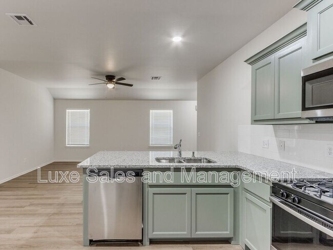 Building Photo - 1543 Pavy Pkwy