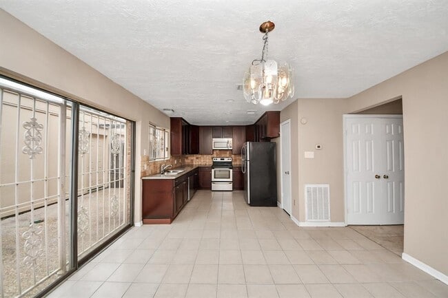 Building Photo - 3009 Beecave Dr