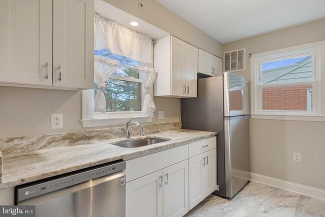 Building Photo - 304 Newfield Rd