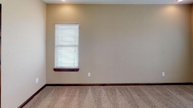 Building Photo - 328 Creekside Dr