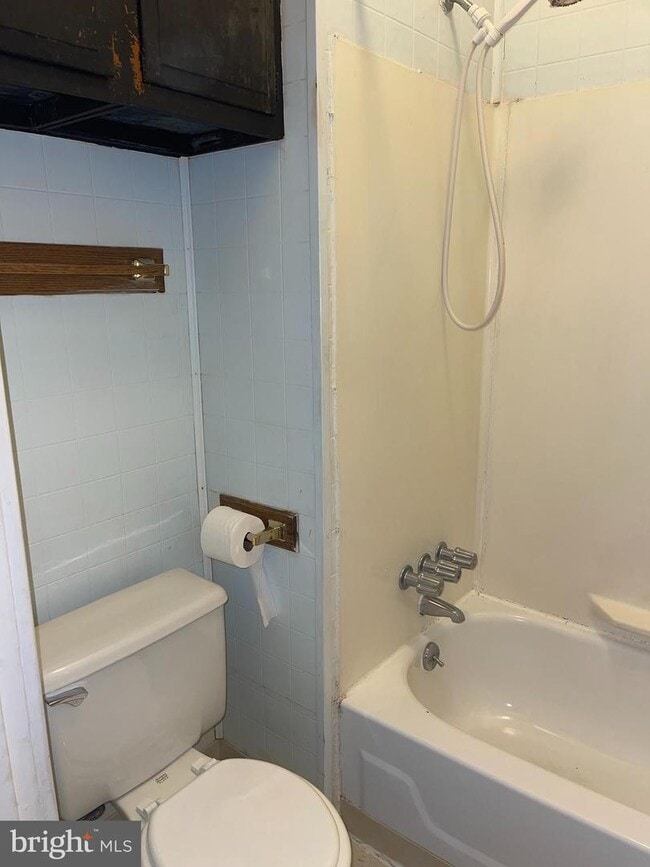 Building Photo - 419 Green Ln