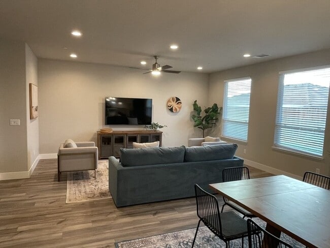 Building Photo - Gorgeous 4 bedroom home in Quaint Town of  Winters CA