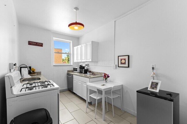 Building Photo - 854 N High St