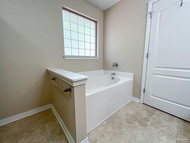 Building Photo - 702 Mozingo Ln